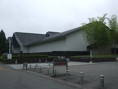 そばには福島県立博物館。
立派な建物でした。

宮城県の県立博物館も多賀城近くにあったし、特に県庁所在地にあるってわけでもないんですね。