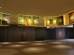 マグリット美術館のエントランス。

彼の作品のパネルが展示されています。
館内は写真撮影禁止なので、ここで写真を撮っておきましょう。