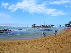 その番組では、

「この浜の黒い砂が、腰痛やリウマチに効くと古くからの評判から療養地として発展してきた....そこの放射線量は事故後のフクシマとほぼ同量」.....

というようなコメントがブラジル人達にも大きな衝撃を与え、一時期、この浜辺には閑古鳥が鳴いていた様です。

私も行く前までは、命懸け！のような気合のいり様でしたが.....

......実際、行ってみると、そこは人で溢れたただのブラジルの観光地でござんした......