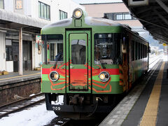 福知山から約1時間で宮津駅に到着。天橋立まではさらにもう一駅別の線に乗り換えとなります。やってきたのは、冬の日本海といったらやっぱりこれ、タラバガニが描かれた車両・・・