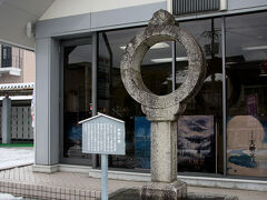 宮津から天橋立までは5分ほど、4年半ぶりに降り立ちました天橋立駅。駅前に知恵の輪が鎮座しています。早速飛龍観を見るべくリフト乗り場に向かいましょう。