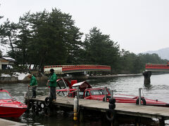 天橋立駅は12時59分発の西舞鶴行きで出発する予定なので、それまでの約1時間30分で周辺を散策することに。まずやってきたのは廻旋橋、船が通れる状態になっているけれども何か通るのかな？？