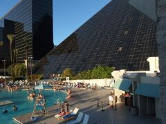 Las Vegas（ラスベガス）に到着！
宿泊するホテルは黒いピラミッド型したエジプトをコンセプトとした高さ106メートル　エジプトを模したテーマホテルのLuxor（ルクソール）！
1993年に開業したばかりの当時に宿泊したことがあるのでおよそ20年ぶりの訪問＆宿泊！