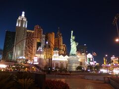 ピラミッド型のホテル　Luxorに泊まっているが、ホテルは繁華街の南側・・・
夜ご飯を食べにネオンが煌く方まで歩いてレストラン探し！
15分くらい歩いて飲食店の多い付近を目指す・・・
目印はニューヨークの街を再現したホテル&カジノであるNew York-New York Hotel & Casino（ニューヨーク ニューヨーク ホテル&カジノ）