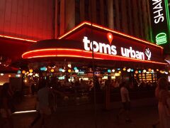 そのホテルに隣接するTom’s Urban（トムズアーバン）という店に入店してみる事に！
食い気よりも疲れと眠気が強いので軽く飲んで食べる作戦にしよう！