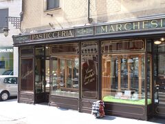 １０：２５

『Pasticceria Marchesi』

イタリア訪問の直前にテレビで見たミラノの老舗カフェ。
サンタ・マリア・デッレ・グラツィエ教会から歩いて１０分位の距離だったので訪問しちゃいました（笑）
