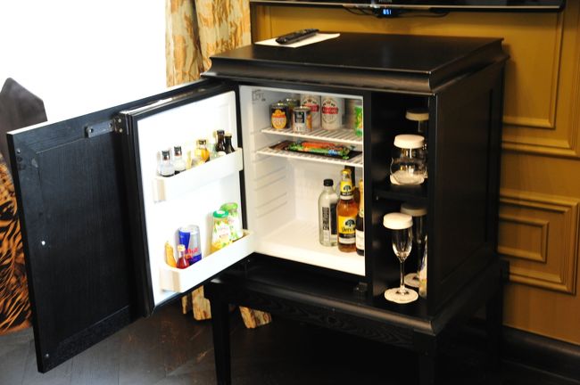 冷蔵庫<br /><br />壁掛けテレビの下のキャビネットに。