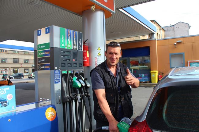 昨日のうちに給油したかったのだけど旧市街に入ったらスタンドはありません。<br />セルフですが、先にレジに言うのか分からなかったので聞いたら入れてくれました。<br />アメリカと違い支払いは後なんですネ。