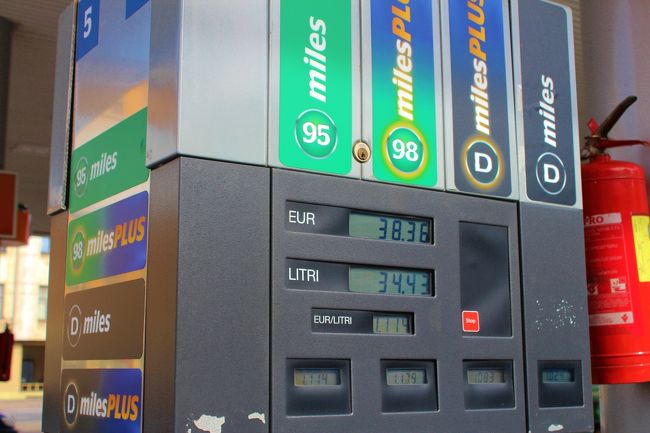 メーターの4分の3ほどになってたので満タンに。<br />ガソリンは日本より安いかな。