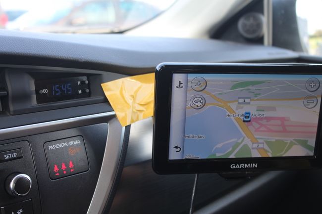 リガの街を11時頃出て一気にタリンへ。<br />320キロの移動です。<br />下道を走ると思ってたのですが道路環境が整っててハイウェイの様な道でした。<br /><br />空港の近くで再度給油しました。<br />ナビの吸盤が調子悪いのでガムテープで留めてました。