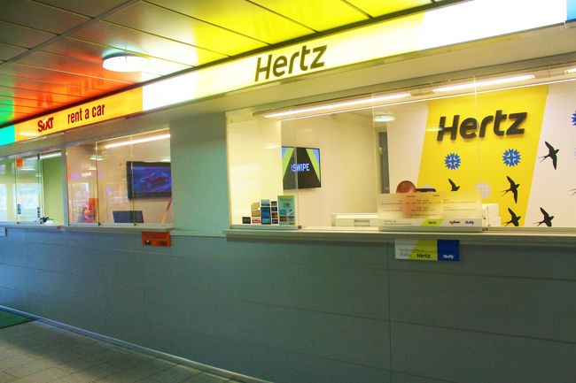 空港1階のハーツでキーを返します。