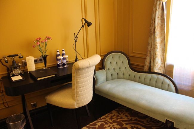 デイベッドとデスク<br />寝室の電話もレトロ