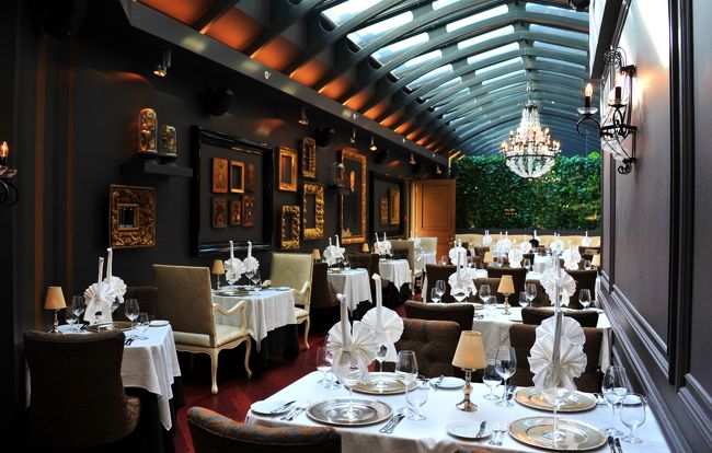 素敵な雰囲気のレストラン<br /><br />こういう色合い好きだわぁ。<br />フィガロにも出ていました。<br />ディナーの予約をしなくっちゃ。