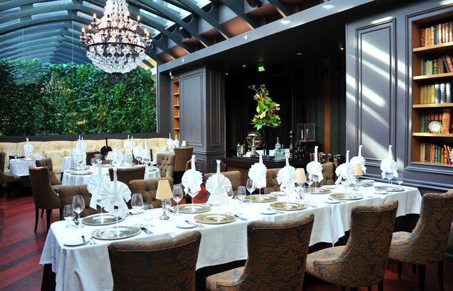 ライブラリーっぽい演出<br />とっても微妙な色合いは日本ではない色<br /><br />グリーンの奥は・・・・