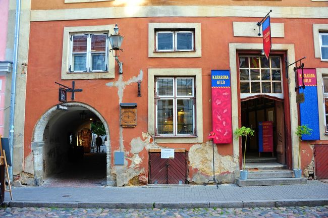 ホテルの前の道です。<br />ドームの通路を入って行くと・・・・