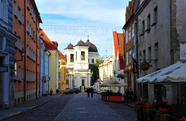 さぁ。街歩き〜！<br /><br />ホテルの前の道です。<br />聖ニコライ聖堂（のはず）