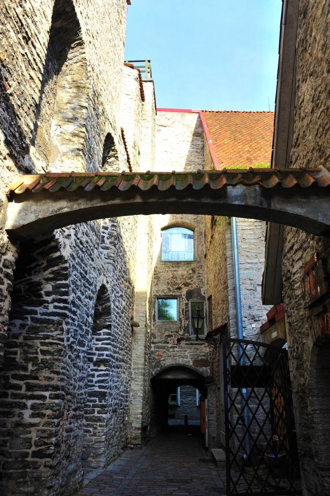 かつてあった聖カタリナ教会の裏手の小径です。