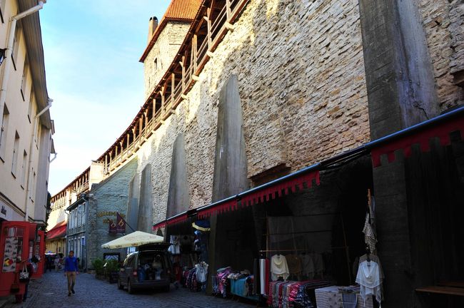 ちょうどこの軒先です。<br /><br />この壁を楽しみにしてたけど夕方と午前中とあって商品少な目でした。<br />