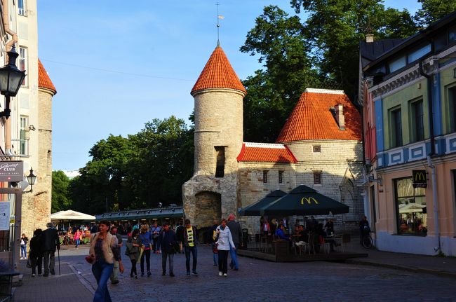 セーターの壁を抜け左側にヴィル門がありっます。<br />三角屋根の塔が２つ<br /><br />ヴィル通りです。