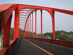 ここも歩道が無いですが歩きましょう、音戸大橋を渡って対岸の倉橋島へ向かいます。