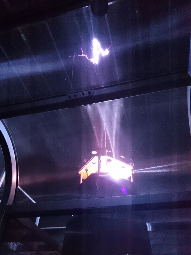 唯一、整理券がGETできた放電ラボ。<br />120万ボルトの放電を目の前で見れます。<br />なかなか見応えのある展示が多くて大満足。<br /><br />明日からは紀州エリアへ〜。<br />http://4travel.jp/travelogue/11056908