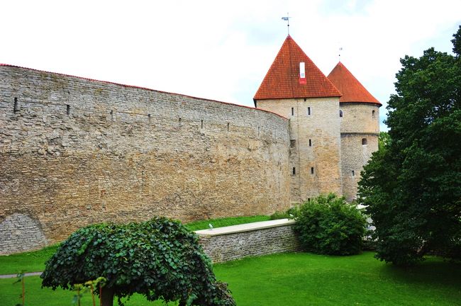 「台所を覗く塔」と呼ばれる、15世紀に築かれたどっしりした円筒状の塔