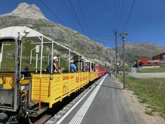 Bernina Diavolezza駅です。
途中下車してDiavolezza展望台へ行きたい所ですが、トロッコ列車で終点まで完乗するのが目的なので、また改めて…(^_^;)