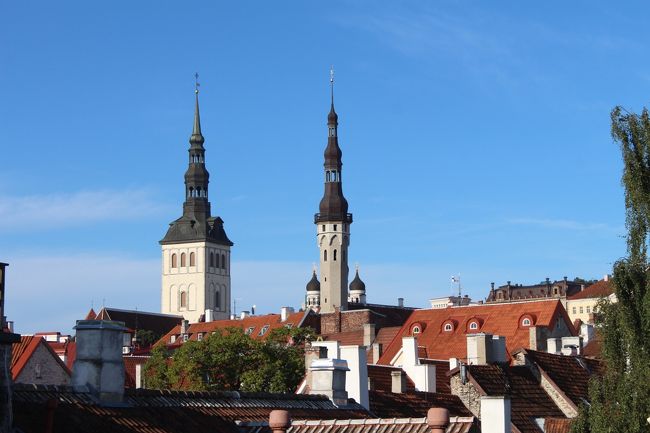 塔がふたつ<br />右がシティホール<br />左は聖ニコラス教会<br />