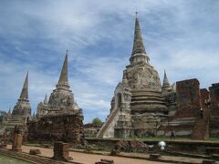 ☆ワット・プラ・シーサンペット


アユタヤ内にあったもっとも重要な寺院だそうです。
この３基の仏塔はそれぞれに王様とその王子の遺骨が納められていたそうです。
ここで宮中行事が行われてきたわけなんですが、
やはり、ビルマ軍の侵攻で破壊されています。

この仏塔も登れるので、
いろいろ写真を撮って遊びました♪
