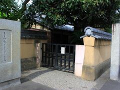 いがぶら〜後半です。
てくてく歩いて芭蕉生家へ
こちらが裏口とは知らず。
閉まってるやん...