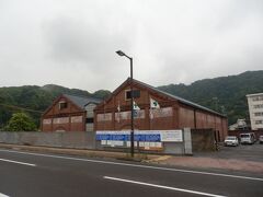 敦賀市金ヶ崎町の赤レンガ倉庫．
旧紐育スタンダード石油会社の倉庫2棟である．
1905(M38)年建造，煉瓦造平屋建，切妻造，桟瓦葺，国登録有形文化財．
貯蔵庫として使うために柱を外壁側出して内壁を平滑にしている．
煉瓦はイギリス積．東･南･北三面を囲う煉瓦塀も国登録有形文化財．
訪問時は整備工事中．