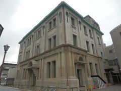 敦賀市相生町の敦賀市立博物館．
建物は，1927(S2)年旧大和田銀行本店として建てられた．
鉄筋コンクリート3階建地下1階，福井県指定文化財．
入館料\300，10:00〜17:00，月曜休業．