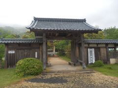 敦賀市原の西福寺へ移動．1368年創建の勅願寺．
本尊は阿弥陀三尊(阿弥陀如来・観音菩薩・勢至菩薩)．宗派は浄土宗．
写真総門は京都知恩院からの移築．敦賀市指定文化財．
