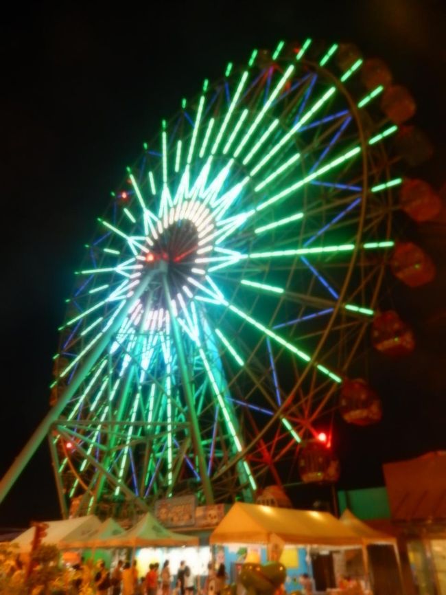 夢時代購物中心の屋上にある観覧車、遠くからもわかる観覧車、夜はネオンが綺麗です