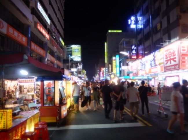 六合国際観光夜市を歩きました