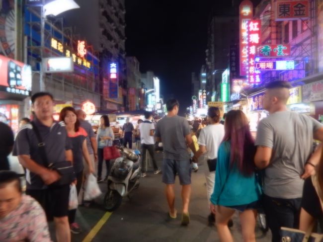 六合国際観光夜市を歩きました