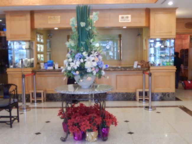 高雄喜悦酒店のフロント、日本語対応のスタッフもいます