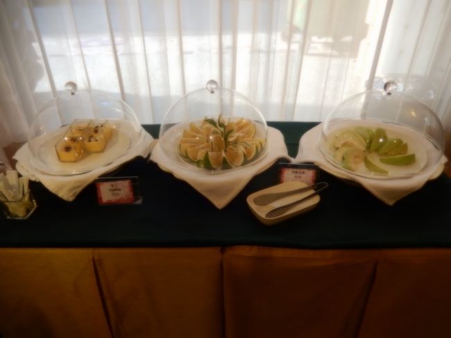 高雄喜悦酒店のサービスコーナー、フルーツとケーキがあります