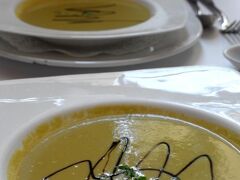 お昼は「ル・サンタムール」というフランス料理店でランチです。
まずはスープ。
これは濃いめの味付けだけど美味しかった！