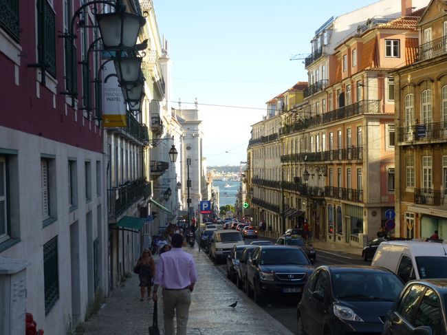 坂道の先にテージョ川。<br />こんな景色に出会えるなら坂道もいいかも。