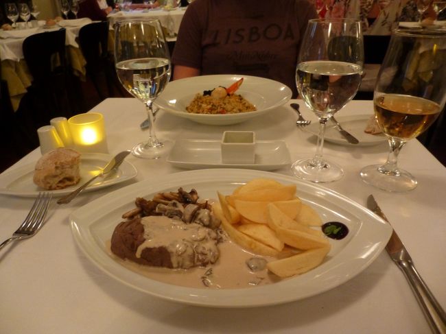 同じくメインで牛肉のステーキ。<br />クリームソースもきのこもポテトも<br />すべて美味しかったです。