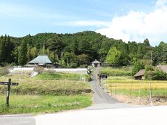 本日の最終目的地、八塔寺するさと村。
別にこれと言った施設があるわけではありませんが、
かやぶきの民家が点在しています。
でも、痛みが激しいので、保存も難しそうです。