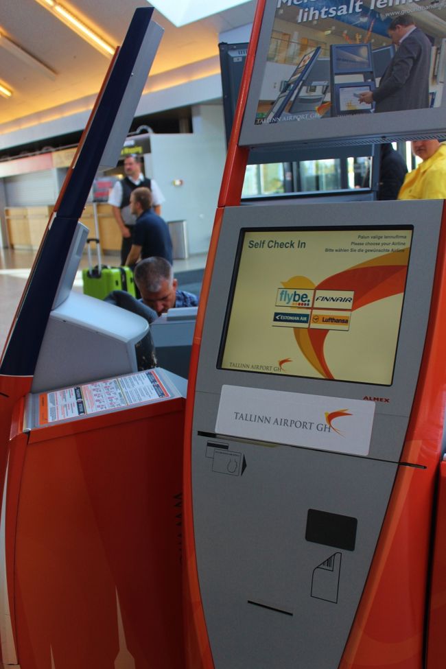 トランクはカウンターで降ろしたけどチェックインは自分で。<br />カウンターですると一人20ユーロって言ったか有料です。