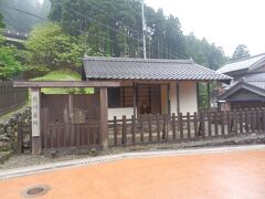 敦賀から若狭町熊川宿に．
宿場の東側入口には熊川番所．
熊川宿が鯖街道の近江国に接する最前の宿場ということで設置されていた番所．廃藩置県に先立つ1870(M3)年廃止されたが，現在は当時の姿に復元改修されている．
入館料\50，10:00〜16:00，火・水・金休み．