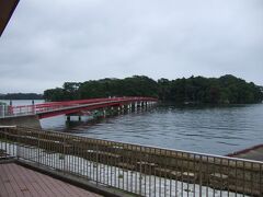 福浦島への有料橋。200円。遠くからでも目立つ橋なので、渡って写真を撮り、引き返す。