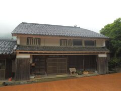 中ノ町の西端寄りにあるのが荻野家住宅．
荻野家は代々運送業を営んでいた．
主屋は1812年建造，熊川宿最古の町屋．
木造2階建，切妻造平入，桟瓦葺，国重要文化財．