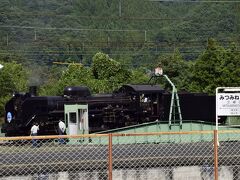 さて、三峰口駅にはもう一つの楽しみでもある蒸気機関車の転車台があるのですが・・・残念なことに、当日は敷地内にスズメバチの巣がある影響で立入禁止になっていました、これはショック...
仕方がないので、敷地の外からC58363蒸気機関車が転車するところを一枚パチリ☆