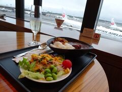 シルバーウイークの19日出発だと航空券が取れず、やむなく18日の夕方出発の便をゲット。
午後休暇をとったのですが、仕事が終わらずぎりぎりまで仕事して慌てて成田に来たため5時ごろようやくのランチです。。。
相変わらず美味しいJALラウンジのビーフカレー！