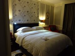 ホテルに到着！…したのは夜の11時半くらいだったので、外観は撮れず。
先ずはお部屋の中から。
新館（オペラウィング）のダブルベットのお部屋。清潔でかわいらしいお部屋です。