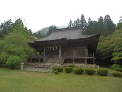 神宮寺本堂．
1553年朝倉義景により建造，木造一重，入母屋造，向拝一間付，檜皮葺，国重要文化財．